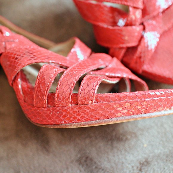 RED PUMP - Picture 4 of 11